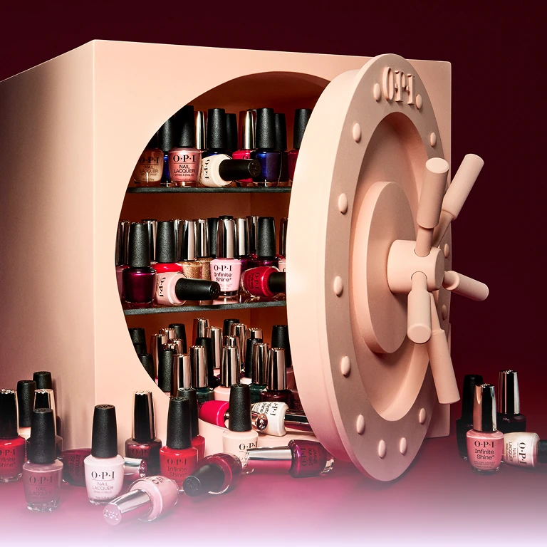 Collection OPI Most Requested automne 2026 — le coffre-fort OPI ouvert sur ses flacons de vernis, fond bordeaux — The Nail Bar