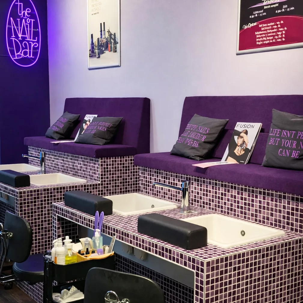 Intérieur du Nail Bar Fribourg après rénovation, espace lumineux et cosy