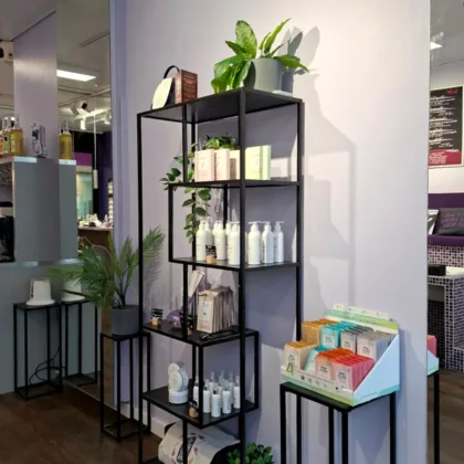 Espace d’accueil moderne du Nail Bar Fribourg rénové