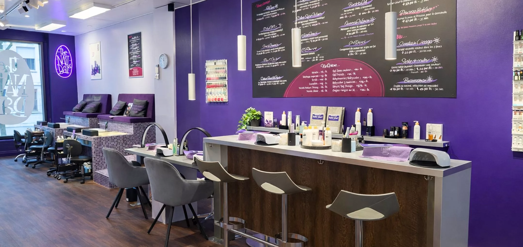 Façade rénovée du Nail Bar à Fribourg avec nouvelle vitrine lumineuse