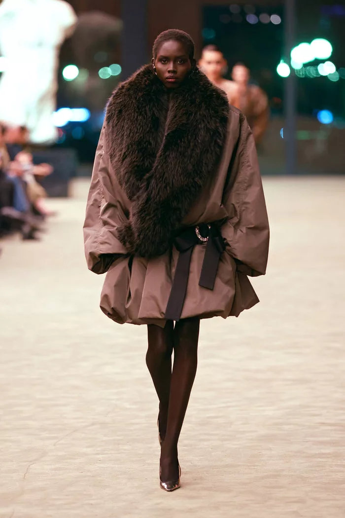 Manteau en shearling brun, défilé Saint Laurent — tendance Cacao Silence automne 2026
