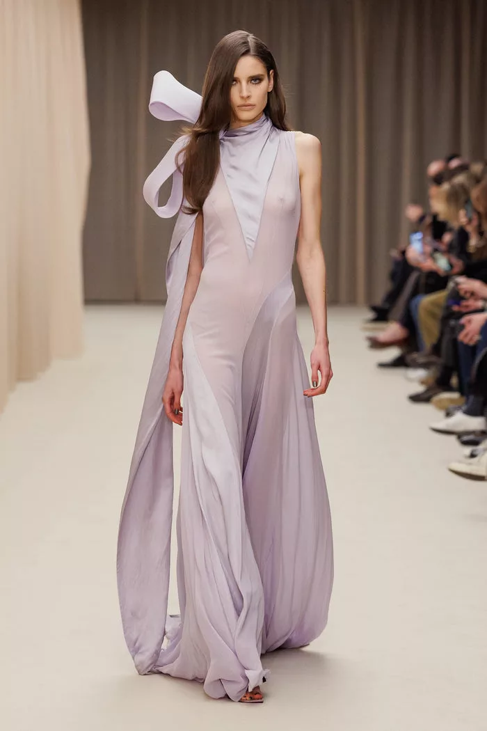 Robe lilas sculpturale à nœud, défilé Alexander McQueen — tendance Lavender Veil automne 2026