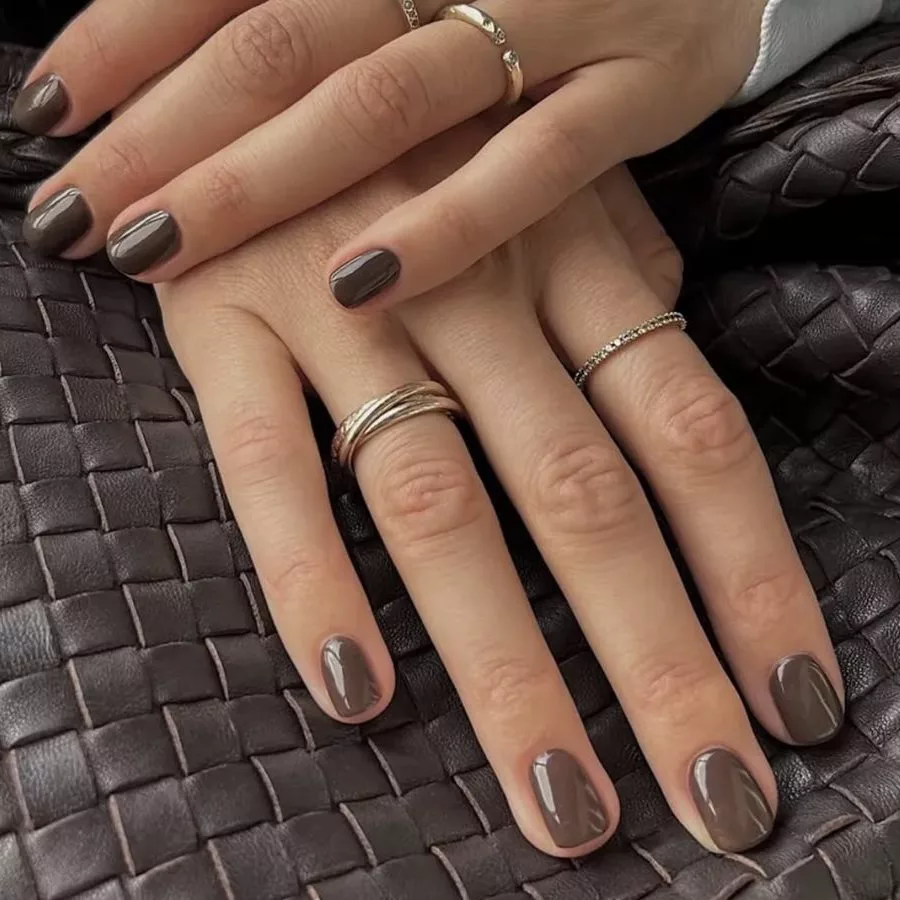 Manucure carrée courte chocolat ultra-brillante, ongles courts vernis, bagues en layering