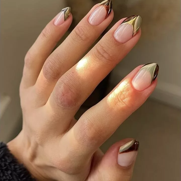 Ongles amande avec French inversé effet écaille, or et brun, espaces négatifs