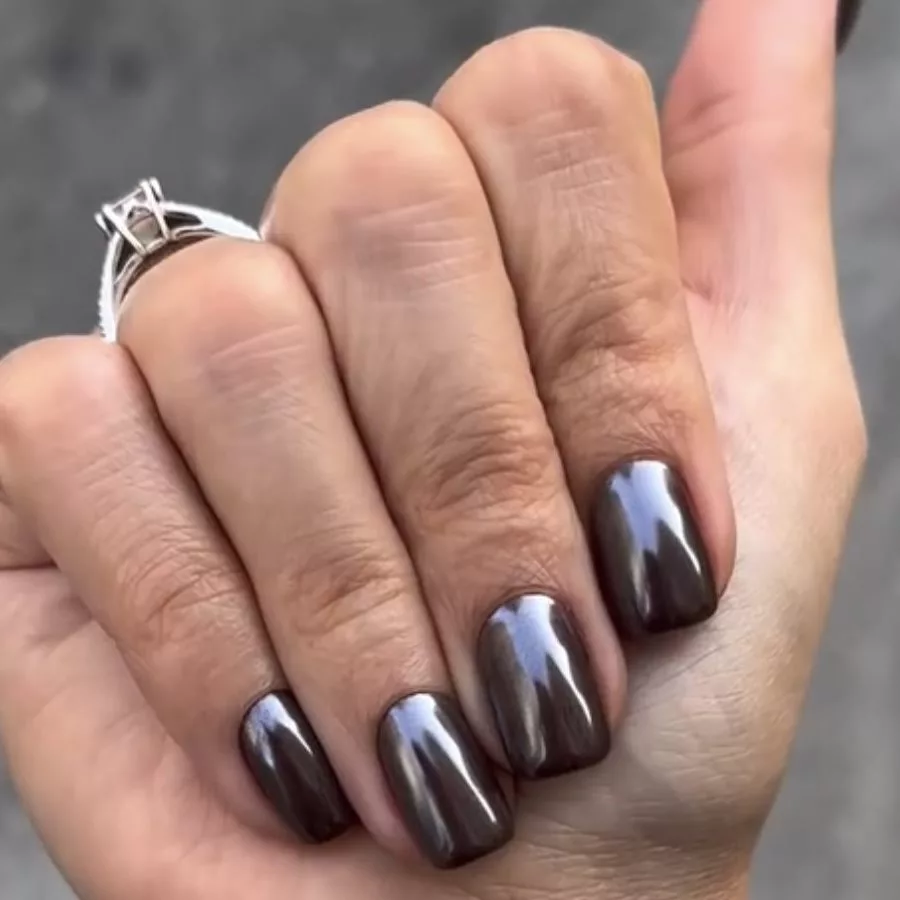 Manucure chocolat foncé finition chrome très brillante, bague à diamant