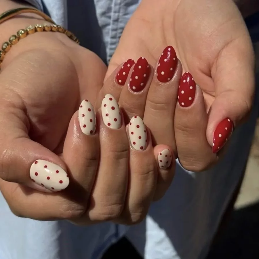 Ongles amande rouge et crème ornés de pois inversés