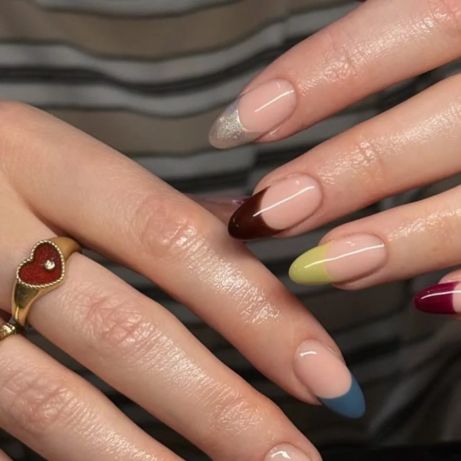 Ongles amande à French colorés bleu, brun, jaune, bordeaux et or métallique