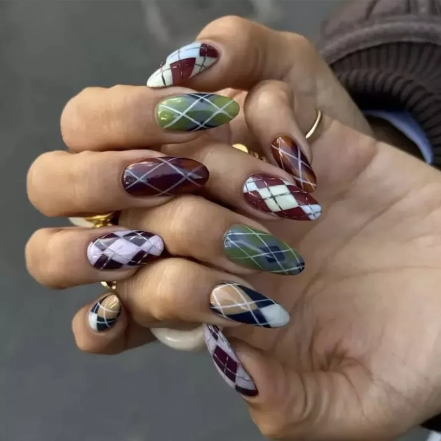 Ongles amande à nail art plaid et tartan peint à la main, bordeaux, sauge et crème