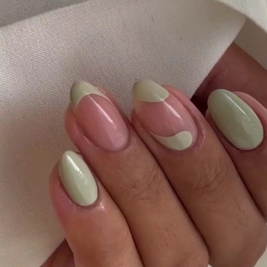 Ongles ovales à motif tourbillon sauge sur base nude transparente