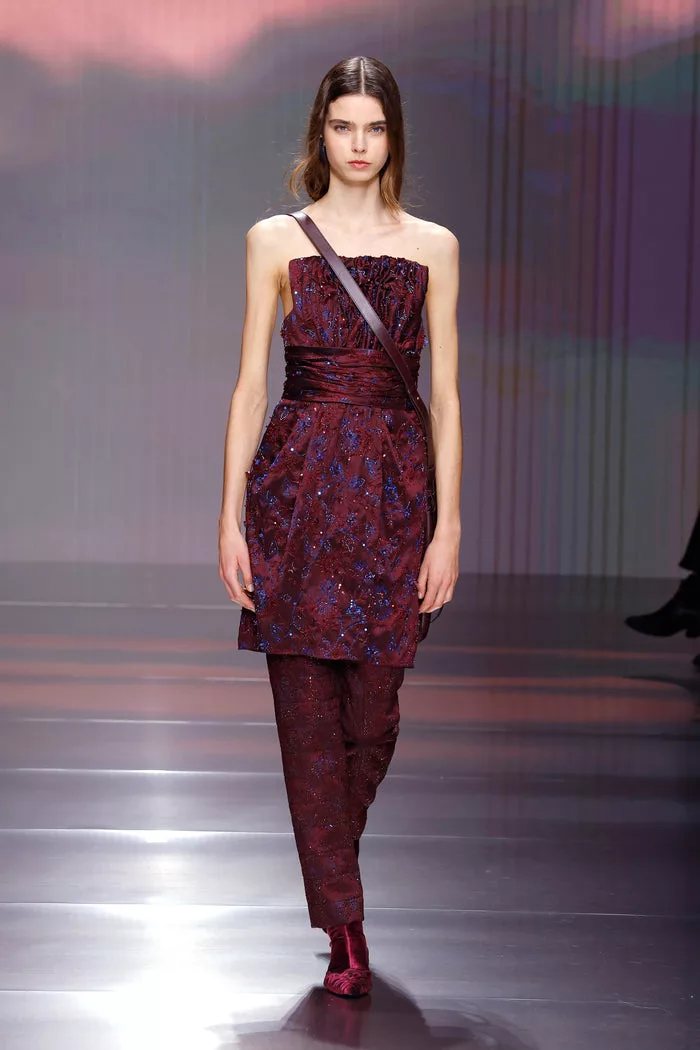 Sac en cuir prune et robe rouge, défilé Balenciaga — tendance Plum Intuition automne 2026